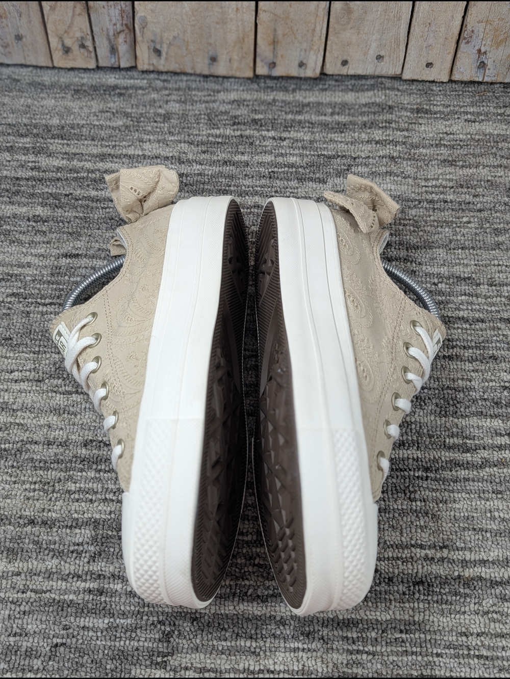 Converse: Chuck Taylor All Star Lift Low "Bow" - Embroidered - Tan - Size 9 - Picture 5 of 8